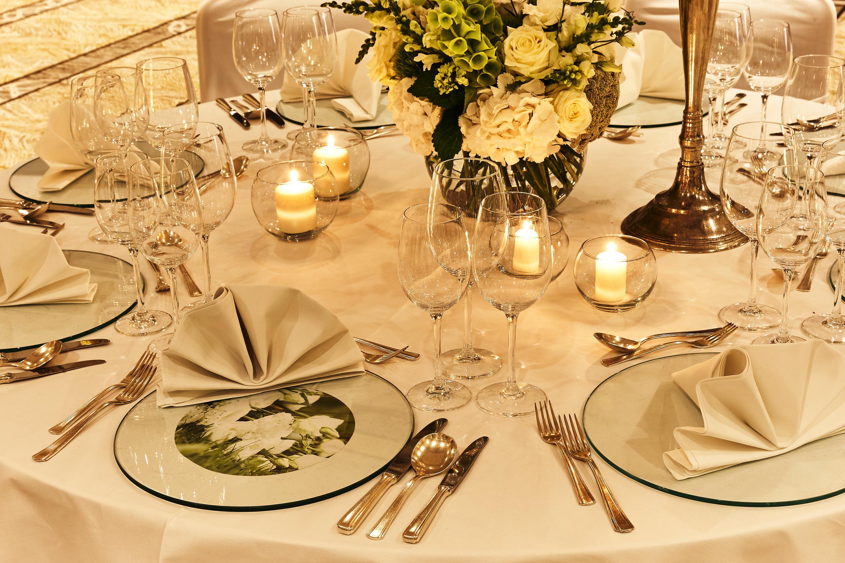 巴特洪堡史蒂根伯格酒店 外观 照片 A table set for fine dining